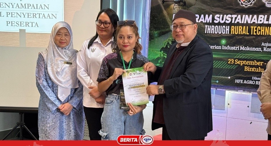 Iskandar menyampaikan siji penyertaan kepada peserta program SMART